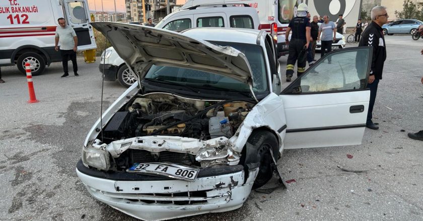 Isparta'da iki otomobilin çarpışması sonucu meydana gelen kazada 5 kişi yaralandı.