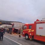 Tekstil işçilerini taşıyan minibüs karşı şeride geçerek otomobille çarpıştı: 1’i ağır 13 yaralı
